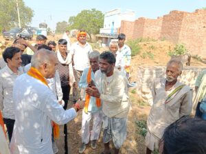 उपचुनाव के ऐलान के बाद प्रचार करते हुए रामनिवास रावत